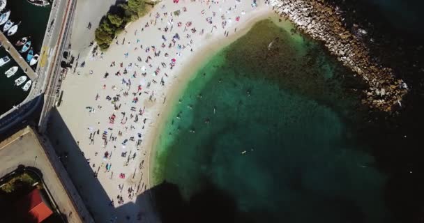 Antibes 、フランス、 Cote D Azurの空中映像。地中海で美しい晴れた日。古い城と海。屋根とビーチ. — ストック動画