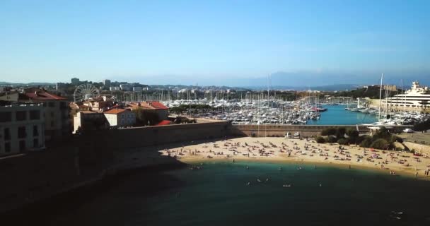 Imágenes aéreas de Antibes, Francia, Costa Azul. Hermoso día soleado en el mar Mediterráneo. Antiguo castillo y mar. Techos y playa . — Vídeos de Stock