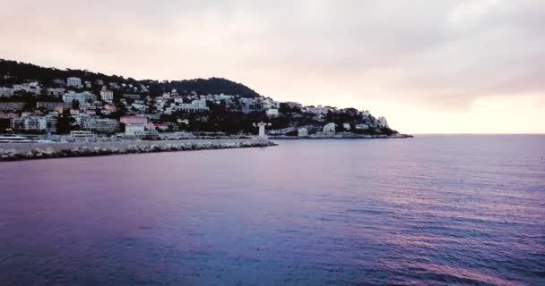 Bonito, Francia, metraje aéreo del faro. Hermoso amanecer sobre el mar Mediterráneo. Costa D Azur — Vídeos de Stock
