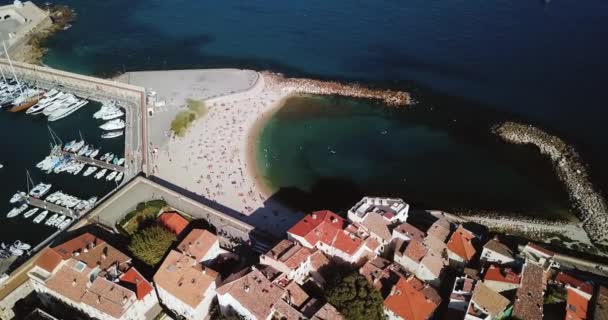 Imágenes aéreas de Antibes, Francia, Costa Azul. Hermoso día soleado en el mar Mediterráneo. Antiguo castillo y mar. Techos y playa . — Vídeos de Stock