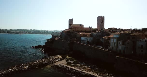 Images aériennes d'Antibes, France, Côte D Azur. Belle journée ensoleillée en mer Méditerranée. Vieux château et mer. Toits et plage . — Video