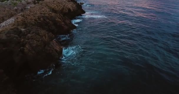 Bonito, Francia, metraje aéreo del faro. Hermoso amanecer sobre el mar Mediterráneo. Costa D Azur — Vídeos de Stock