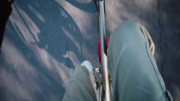 Człowiek na rowerze w dół widok i nogi przędzenia na drodze. Działalność sportowa poza parkiem. — Wideo stockowe