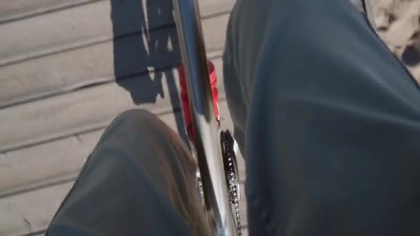 자전거를 탄 사람은 아래를 보고 발은 도로에서 회전한다. 공원 밖에서의 스포츠 활동. — 비디오