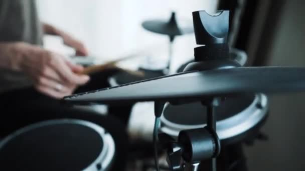 Joven baterista masculino tocando batería electrónica en casa. Actuación de música rock. Instrumentos de percusión lección en 60 fps puede ser en cámara lenta — Vídeos de Stock