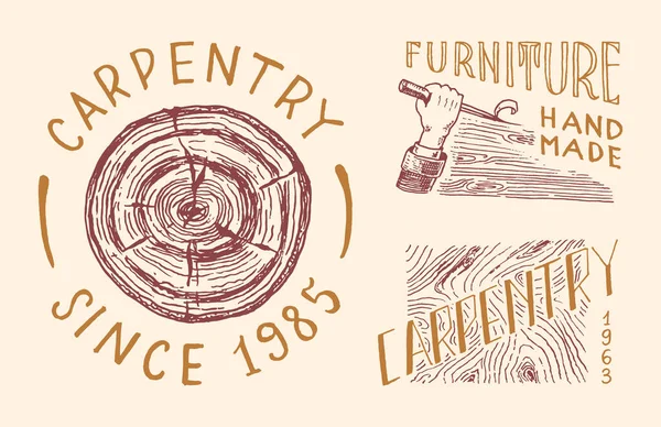 Holz schneiden und Hand mit Werkzeug. Etiketten für Werkstatt oder Schilder. Vintage-Logo, Abzeichen für Typografie oder T-Shirts. Gezeichnete Kupferstichskizze. — Stockvektor
