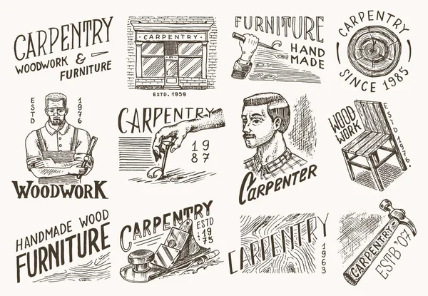 Etiquetas de madeira definidas para Workshop ou placas. Marceneiro carpinteiro homem, marceneiro e mobiliário. Martelo e cadeira. Logotipo vintage, emblemas para tipografia ou camisetas. Desenhado à mão gravar esboço . — Vetor de Stock