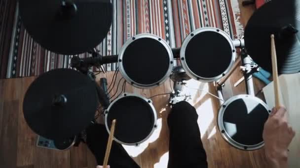 Vista dall'alto al batterista che suona la batteria elettronica a casa. Lezioni di percussione in appartamento con bastoncini. Spettacolo rock. in 60 fps può essere al rallentatore — Video Stock