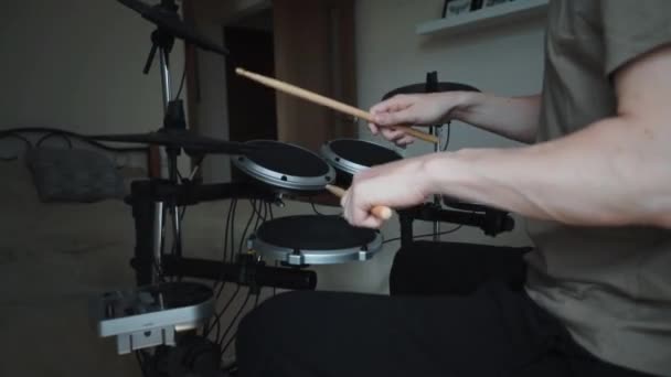 Jovem baterista masculino tocando bateria eletrônica em casa. Performance de música rock. Aula de instrumentos de percussão em 60 fps pode estar em câmera lenta — Vídeo de Stock