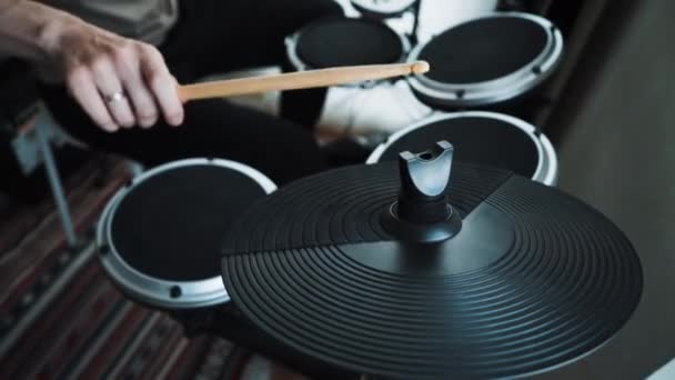 Jonge mannelijke drummer die thuis elektronische drumkit speelt. Rock muziek uitvoering. Percussie-instrumenten les in 60 fps kan in slow motion — Stockvideo