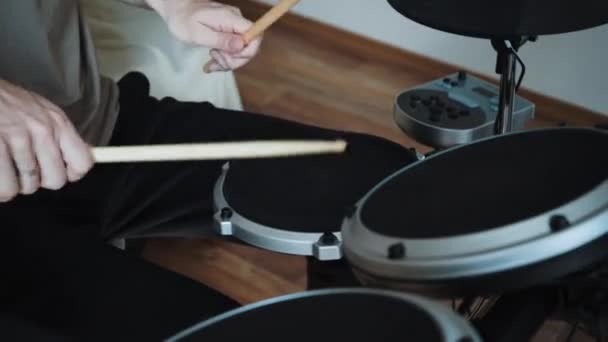 Jonge mannelijke drummer die thuis elektronische drumkit speelt. Rock muziek uitvoering. Percussie-instrumenten les in 60 fps kan in slow motion — Stockvideo