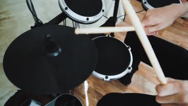 Joven baterista masculino tocando batería electrónica en casa. Actuación de música rock. Instrumentos de percusión lección en 60 fps puede ser en cámara lenta — Vídeos de Stock