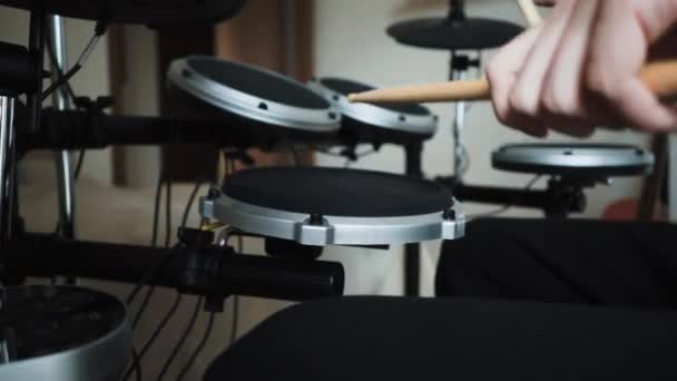 Jovem baterista masculino tocando bateria eletrônica em casa. Performance de música rock. Aula de instrumentos de percussão em 60 fps pode estar em câmera lenta — Vídeo de Stock