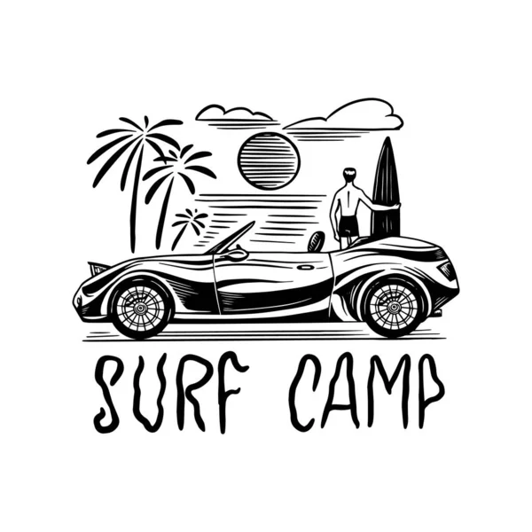 Sörf kampı rozeti, klasik sörfçü logosu. Retro araba. Yaz Kaliforniya. Sörf tahtasındaki adam. İşlenmiş amblem el çizimi. Pankart ya da poster. — Stok Vektör