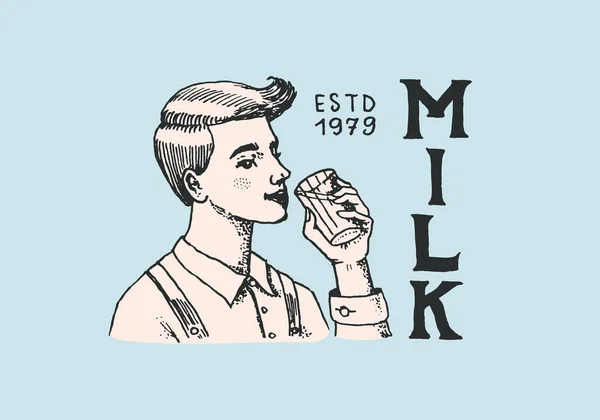 Etiqueta de leche. El hombre sostiene un vaso. Logotipo Granja Vintage para tienda. Insignia para camisetas. Dibujado a mano grabar boceto. Ilustración vectorial . — Archivo Imágenes Vectoriales