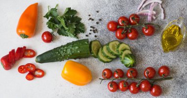 Baharat ile çiğ sebze gri arka plan üzerinde ayarlayın. Temiz sağlıklı beslenme kavramı