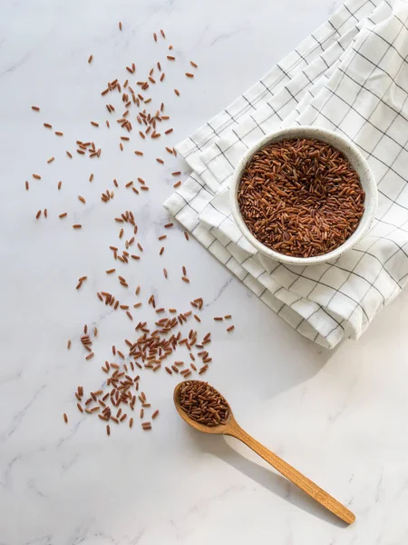 Arroz Integral Tazón Blanco Una Cuchara Madera Sobre Una Mesa —  Fotos de Stock