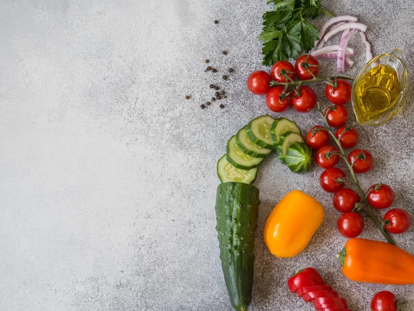 Baharat Ile Çiğ Sebze Gri Arka Plan Üzerinde Ayarlayın Temiz — Stok fotoğraf