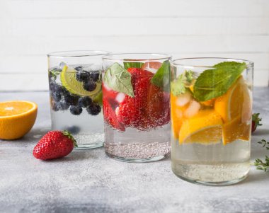 çeşitli narenciye infüzyon sular, limonata veya kireç ve yaban mersini, turuncu ve çilek ve gözlük, fesleğen mojitos detoks içecekler diyet,