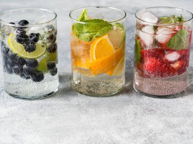 Yaz sağlıklı kokteyller ayarla, çeşitli narenciye infüzyon sular, limonata veya Mojito, kireç ve yaban mersini, turuncu ve çilek ve fesleğen, diyet detoks içecekler, farklı gözlük