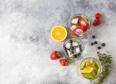 Yaz sağlıklı kokteyller ayarla, çeşitli narenciye infüzyon sular, limonata veya Mojito, kireç ve yaban mersini, turuncu ve çilek ve fesleğen, farklı bardaklarda detoks içecekler diyet. Uzay kopyalayın. Üstten görünüm