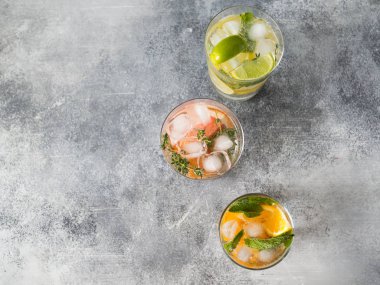 Çeşitli meyveler ve meyve çerçeve gri bir arka plan üzerinde. Çilek, vişne, portakal, şeftali, yaban mersini, limon, greyfurt. Üstten görünüm kopya alanı