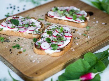 Krem peynir, turp ve otlar ile tost. Mevsim sebze ve otlar ile vejetaryen tost