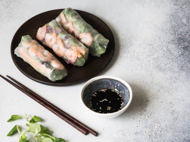 Vietnamca havuç, kırmızı lahana, salatalık, Mısır marul ve karides böreği