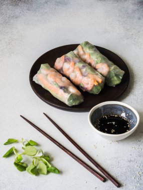 Vietnamca havuç, kırmızı lahana, salatalık, Mısır marul ve karides böreği