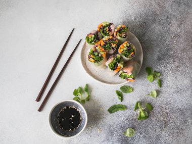 Havuç, kırmızı lahana, salatalık, Mısır marul ve karides ile kesme Vietnamca bahar rulo