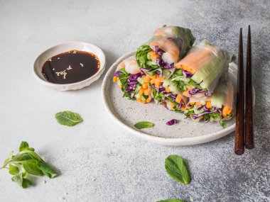 Havuç, kırmızı lahana, salatalık, Mısır marul ve karides ile kesme Vietnamca bahar rulo