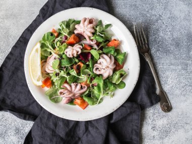 Mini ahtapot salatası, marul yaprakları, domates