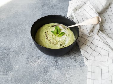 Vejetaryen yeşil nane ile yeşil bezelye çorbası krem