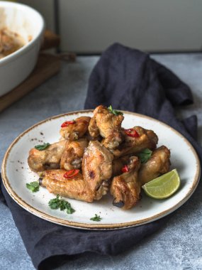 Kızarmış tavuk kanadı kireç, biber ve Salantro ile