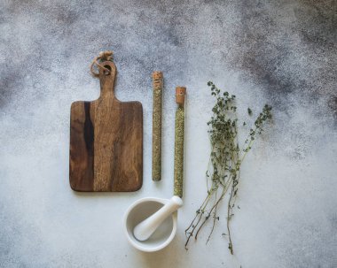 Otlar topluluğu. Hammadde işleme için. Harç, havaneli, Yönetim Kurulu, otlar ve kokulu şube ile test tüpleri