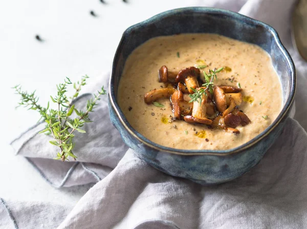 Grädde Kantarellsoppa Blå Skål Och Baguette Linne Servetten Hösten Matkoncept — Stockfoto