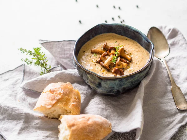 Pfifferlingscremesuppe Blauer Schüssel Und Baguette Auf Der Leinenserviette Herbstliches Ernährungskonzept — Stockfoto