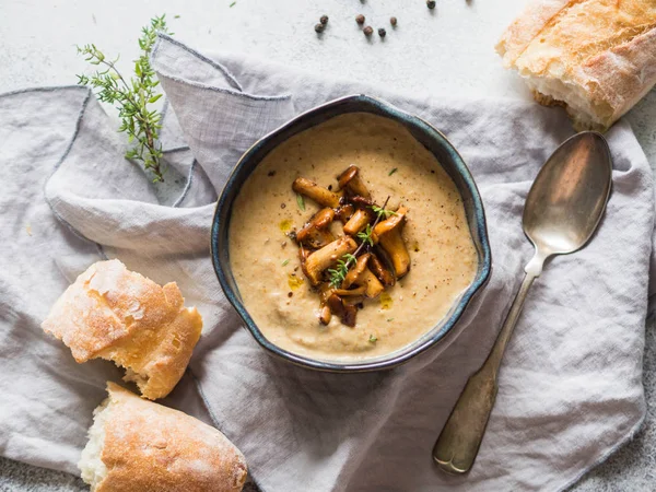 鸡油菌奶油汤和亚麻布上的法式面包 秋季食品概念 顶部视图 — 图库照片