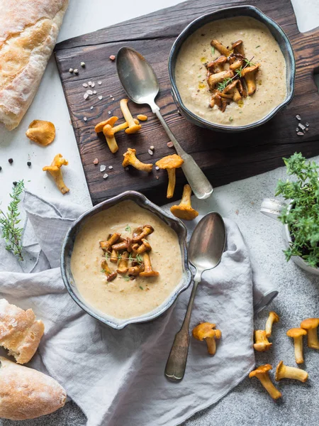 Pfifferlingscremesuppe Blauen Schalen Und Baguette Auf Dem Rustikalen Tisch Und — Stockfoto