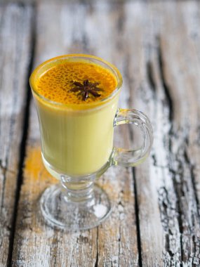 Karanlık grunge arka plan, kopya alanı üzerinde cam curcuma toz altın sütlü. Sağlık güçlendirilmesi ve bağışıklık uyarıcı. Gücü geri yüklemek için yararlı bir içecek