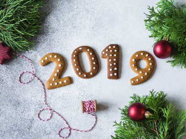 Numaraları ve gri arka plan üzerinde 2019 yeni yıl zencefilli kurabiye bisküvi Kızıl. Üstten görünüm. Mevsimlik ambalaj ve yılbaşı öznitelikleri