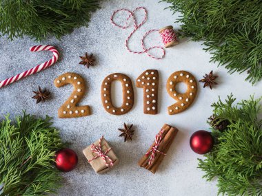 Numaraları ve gri arka plan üzerinde 2019 yeni yıl zencefilli kurabiye bisküvi Kızıl. Üstten görünüm.