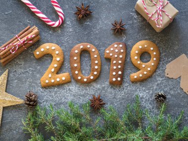 Ginger Noel ve yeni yıl tanımlama numaraları 2019 karanlık bir arka plan üzerinde şeklinde. Mevsimlik ambalaj ve yılbaşı öznitelikleri.