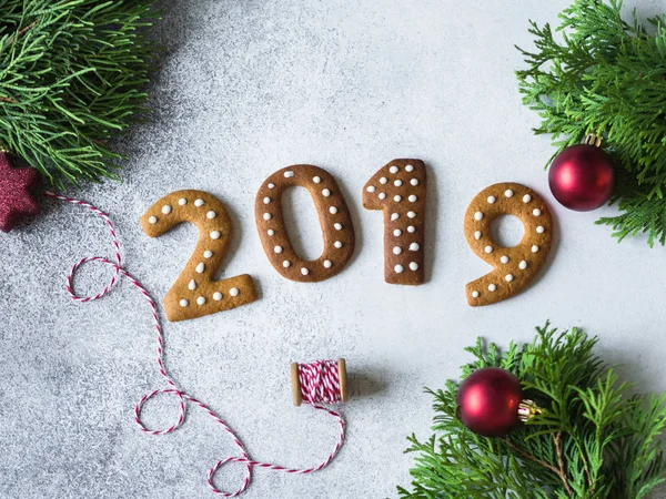 Numaraları ve gri arka plan üzerinde 2019 yeni yıl zencefilli kurabiye bisküvi Kızıl. Üstten görünüm. Mevsimlik ambalaj ve yılbaşı öznitelikleri