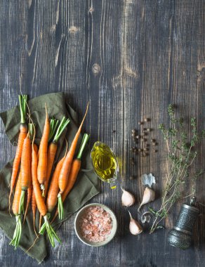 Pişmiş havuç yemek pişirmek için malzemeler. baharat, ot ve sarımsak. Üstten görünüm. Kopya alanı