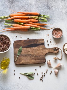 Pişmiş havuç yemek pişirmek için malzemeler. Mercimek, peynir, baharat, otlar ve sarımsak. Blackboard tarifi kayıt için orta