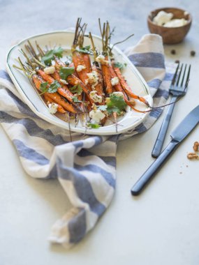 Yumuşak peynir, ceviz ve Salantro ile genç turuncu havuç pişmiş