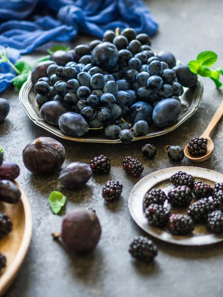 Frutas Bayas Moradas Moras Uvas Ciruelas Higos Una Bandeja Madera — Foto de Stock