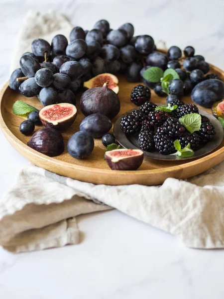 Frutas Púrpuras Bayas Hojas Menta Verde Moras Uvas Ciruelas Higos — Foto de Stock