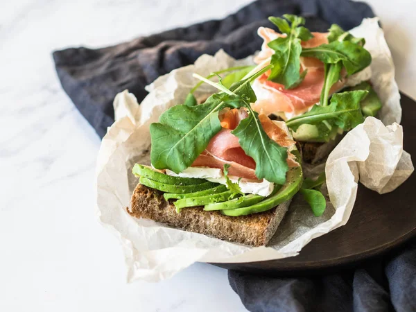 Torradas Com Queijo Camembert Fatias Abacate Prosciutto Arugula Especiarias Placa — Fotografia de Stock